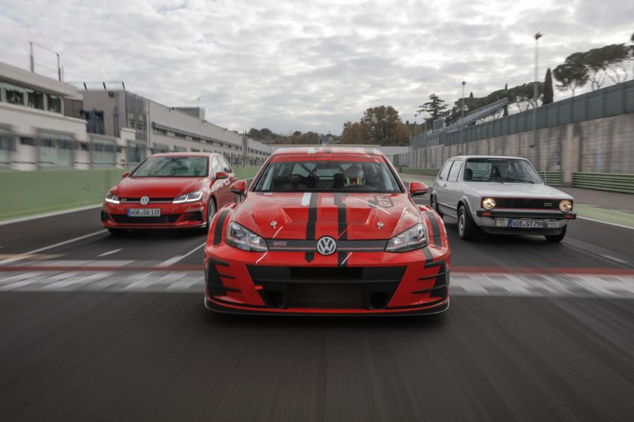  Volkswagen Golf GTI TCR (Typ 5G) 2018 года  (фото 13 из 39)